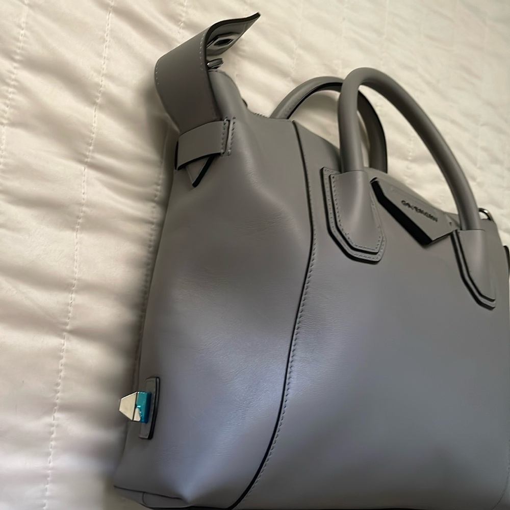 🆕 GIVENCHY Soft Calfskin Small Soft Antigon in Pearl Grey - Picture 5 of 16